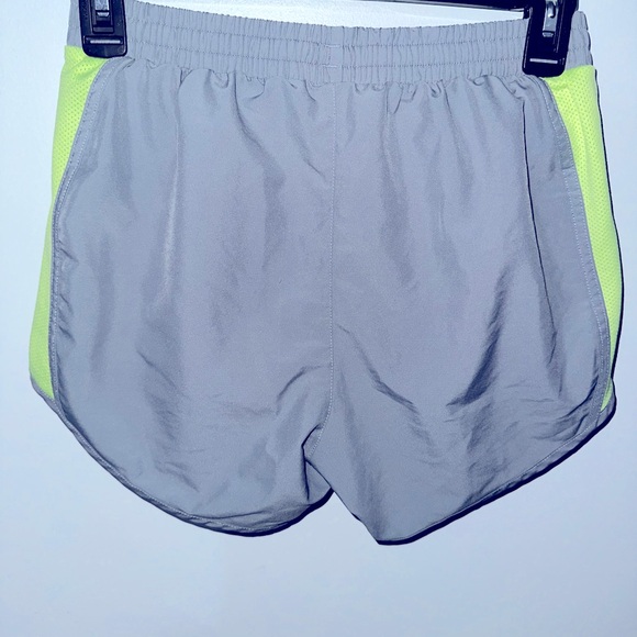 UNDER ARMOUR WOMENS SIZE SMALL RUNNING SHORTS - Picture 2 of 3